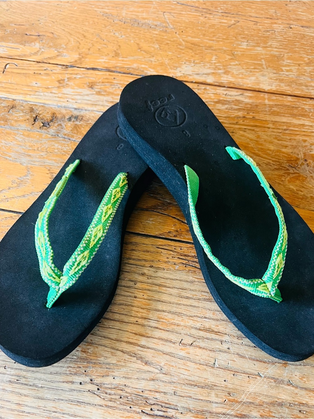 Reef Women’s Sandals with Green Woven Straps - Picture 2 of 4